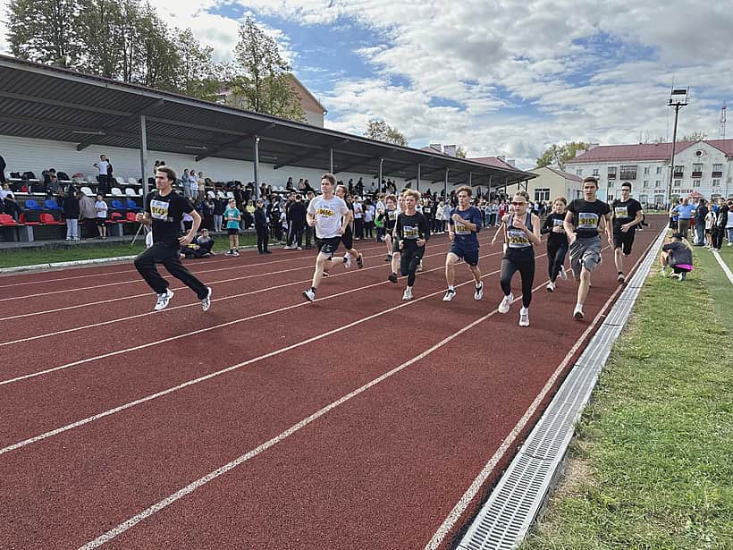 В Канаше на стадионе «Локомотив» прошел Всероссийский день бега «Кросс Нации – 2024».