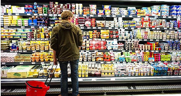 Крупнейшие торговые сети заморозят цены на самые важные продукты.