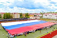 Акция по развертыванию самого большого Государственного флага России площадью 3 750 квадратных метров прошла в Канаше (фото №1).