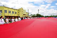 Акция по развертыванию самого большого Государственного флага России площадью 3 750 квадратных метров прошла в Канаше (фото №7).