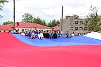 Акция по развертыванию самого большого Государственного флага России площадью 3 750 квадратных метров прошла в Канаше (фото №8).