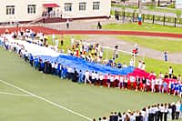 Акция по развертыванию самого большого Государственного флага России площадью 3 750 квадратных метров прошла в Канаше (фото №11).