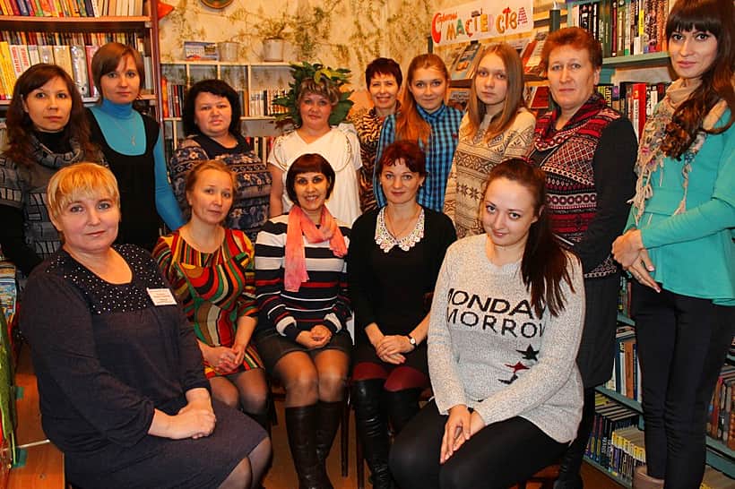 Любители чтения города Канаш собрались в библиотеке семейного чтения на обозрение "Книги лауреаты литературных премий 2015 года".