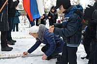 В Мариинско-Посадском районе прошел траурный митинг, посвященный трагедии в Эльбарусовской школе (фото №15).