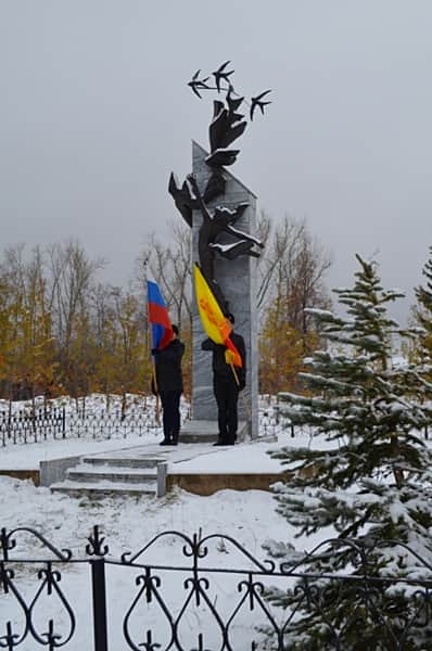 В Мариинско-Посадском районе прошел траурный митинг, посвященный трагедии в Эльбарусовской школе.