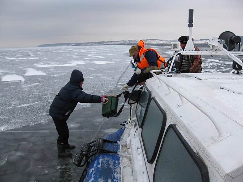 Марийские спасатели сняли с дрейфующей льдины четверых рыбаков из Чувашии.