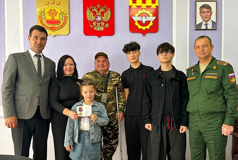 Приобрела на собственные средства автомобиль и передала его на передовую.