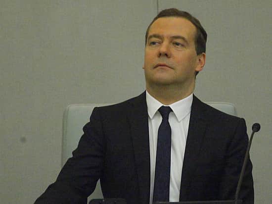 Медведев проиндексировал социальные пенсии на 1,5% с 1 апреля.