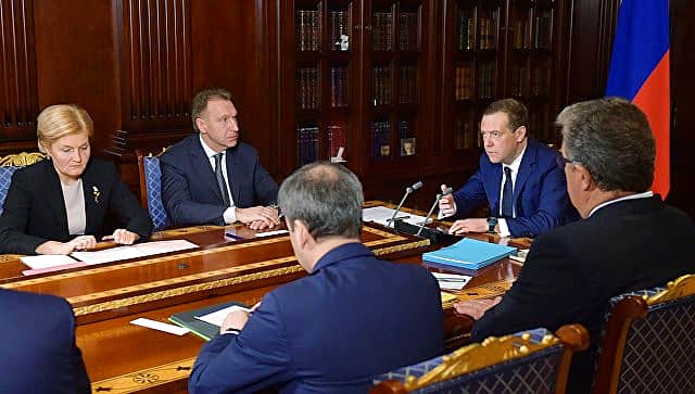 Медведев сократил срок перечисления маткапитала до 10 дней.