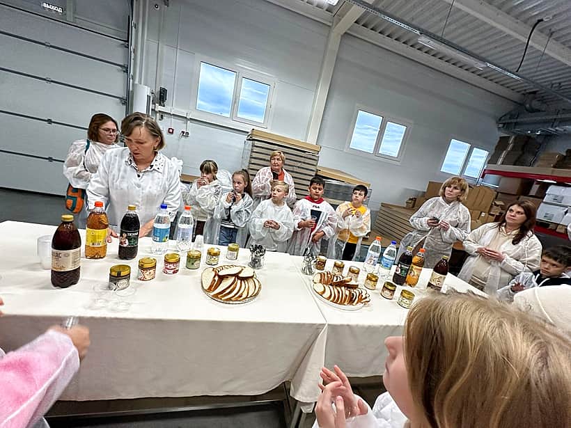 Третьеклассники из школы №6 вместе с родителями посетили медовый завод "Мелилотус" в Канашском районе.