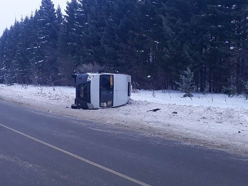 Микроавтобус с 10 пассажирами опрокинулся на трассе в Чувашии.