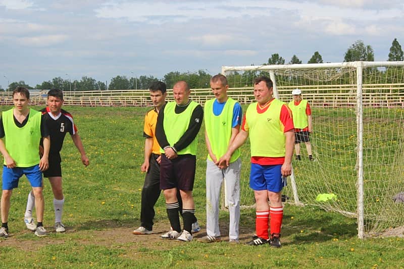На мини футбольной площадке сошлись команды администрации и бизнеса города Канаш.
