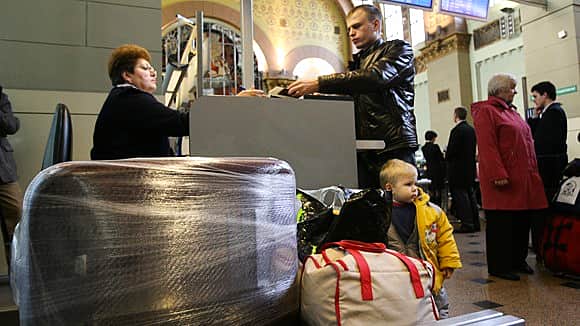 Минимальный долг для запрета выезда за рубеж предлагают увеличить. Эту сумму надо повысить вдвое из-за девальвации рубля, считают в Госдуме.