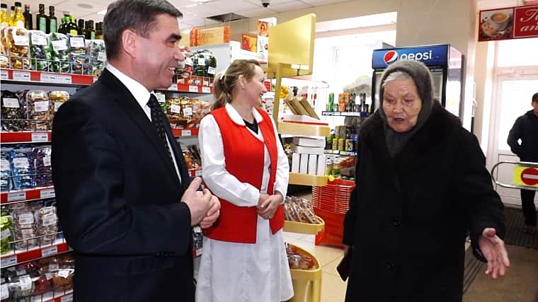 Министр транспорта и дорожного хозяйства Чувашской Республики Владимир Филиппов встретился с работниками магазина "Арлан" и студентами Канашского транспортно-энергетического техникума.