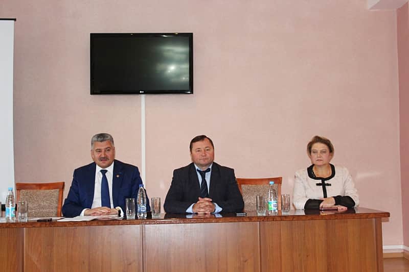 Министр здравоохранения Чувашской Республики Владимир Викторов представил коллективу Канашской городской больницы нового главного врача.