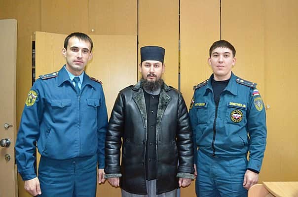 Настоятель храма "Всех скорбящих Радость" протоиерей Александр Ермолаев посетил пожарную часть г. Канаш.