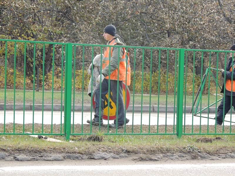 Новая "зебра", светофор и дополнительное ограждение вдоль дороги появились в Чебоксарах.