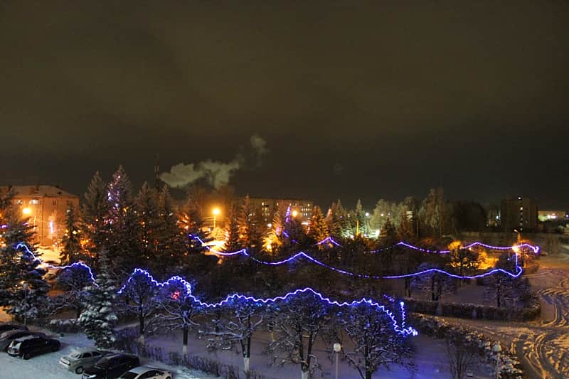 Новогоднее оформление дарит канашцам праздничное настроение.