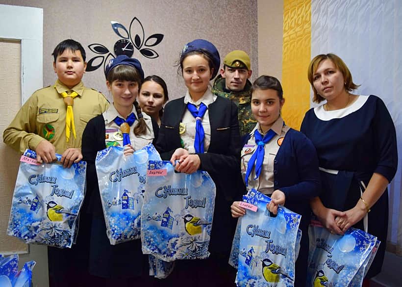 Новогодние подарки детям-инвалидам сделали Канашское отделение "Боевое братство", отряд "Организации российских юных разведчиков" и работники "Центральной городской библиотеки".