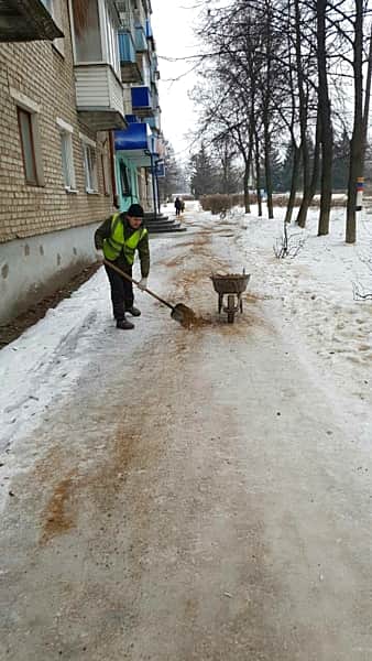 В новогодние праздники в городе Канаш ведется работа по надлежащему содержанию автомобильных дорог и тротуаров.