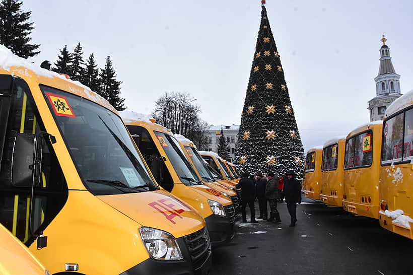 Лицей государственной службы и управления получил новый автобус.