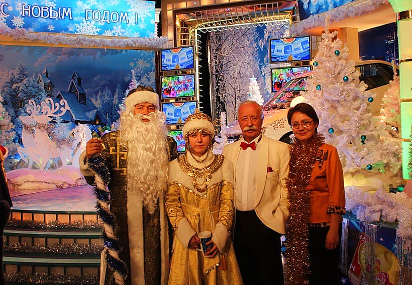 С Новым годом по-чувашски: 30 декабря в эфире Первого канала. Чувашские Дед Мороз и Снегурочка (Хĕл Мучи и Юрпике) побывали на съемках программы "Поле чудес".