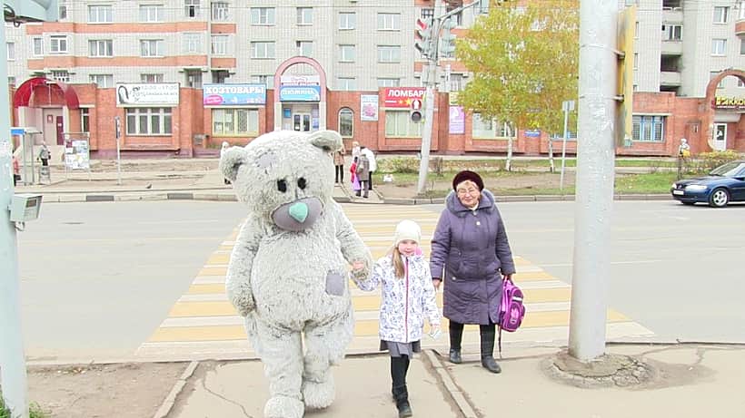 Как нужно переходить дорогу по регулируемым и нерегулируемым переходам напомнили чебоксарцам сотрудники ГИБДД вместе с ростовыми куклами.