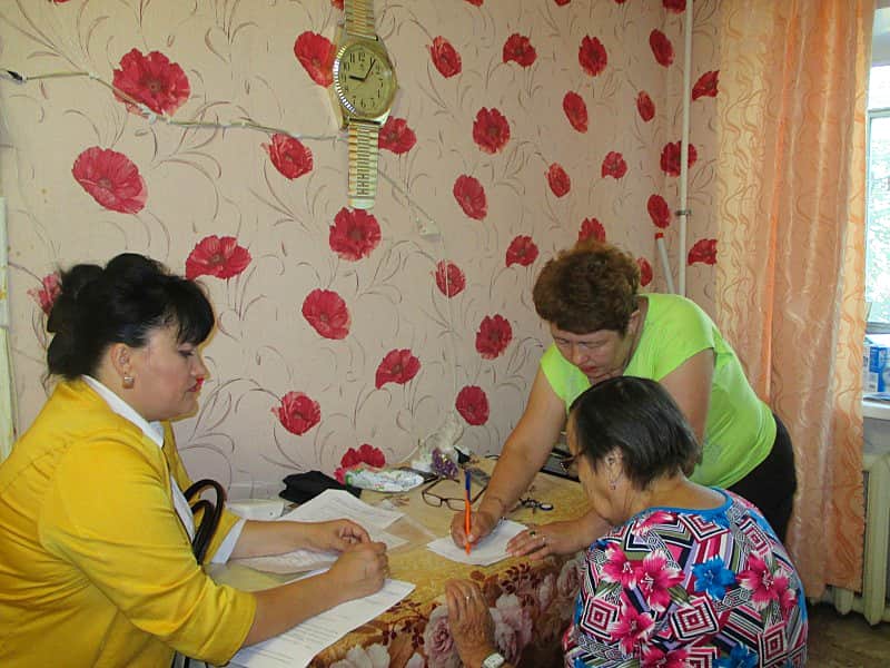 Обслуживание граждан пожилого возраста и инвалидов социальными работниками БУ "Канашский комплексный центр социального обслуживания населения".