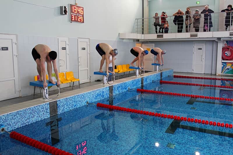 Очередной праздничный заплыв в рамках Декады спорта и здоровья в городе Канаш собрал на водных дорожках как юных, так и возрастных участников.