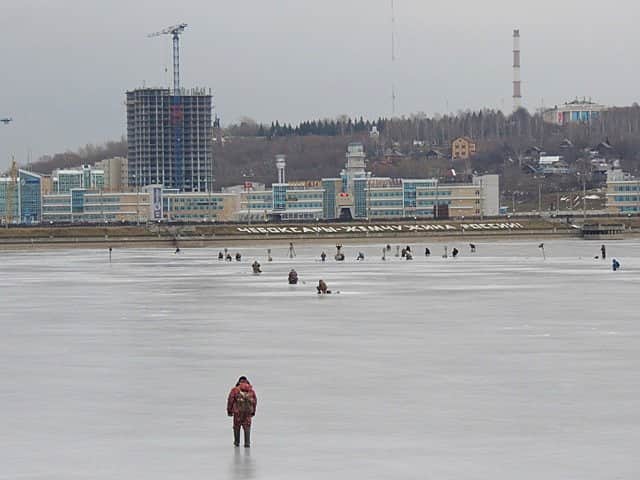 Опасное хобби: в Чебоксарах рыбаки-экстремалы вышли на тонкий лед залива.