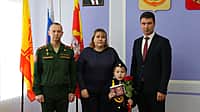 Церемония передачи орденов Мужества семьям участников СВО прошла в Канашском муниципальном округе (фото №1).