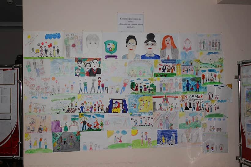 В отделе ЗАГС администрации города Канаш открылась выставка детских рисунков: "Какая счастливая наша семья!".