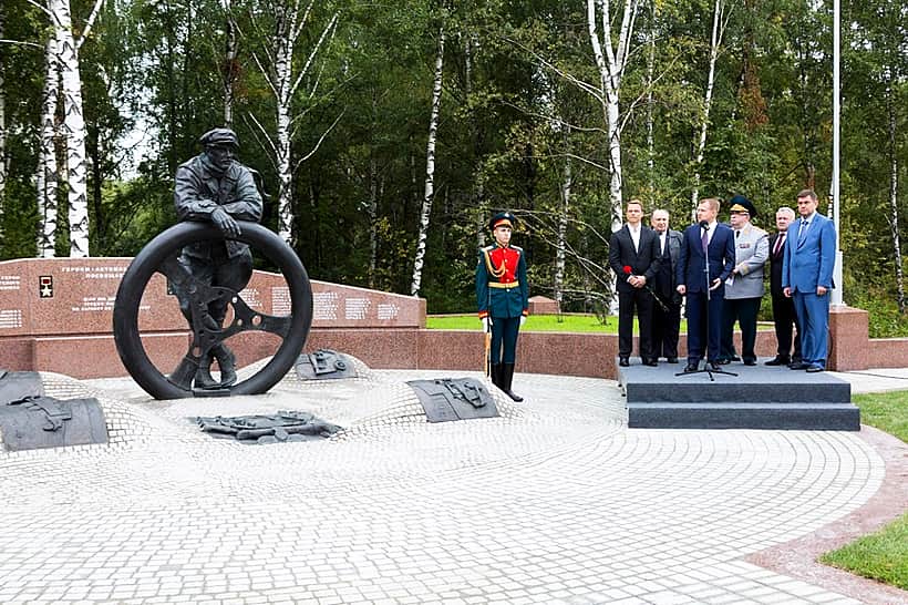 Открыт памятник героям-автомобилистам, ковавшим Великую Победу.