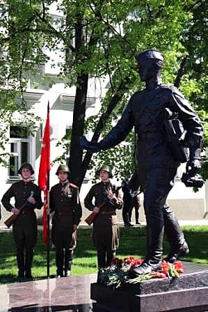 Открыт первый в России памятник фронтовому почтальону.