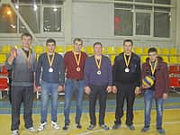 На паркете ДЮСШ "Локомотив" определены победители и призеры чемпионата города Канаш по волейболу среди мужских команд сезона 2015 года (фото №20).