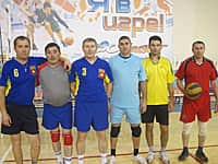 На паркете ДЮСШ "Локомотив" определены победители и призеры чемпионата города Канаш по волейболу среди мужских команд сезона 2015 года (фото №8).