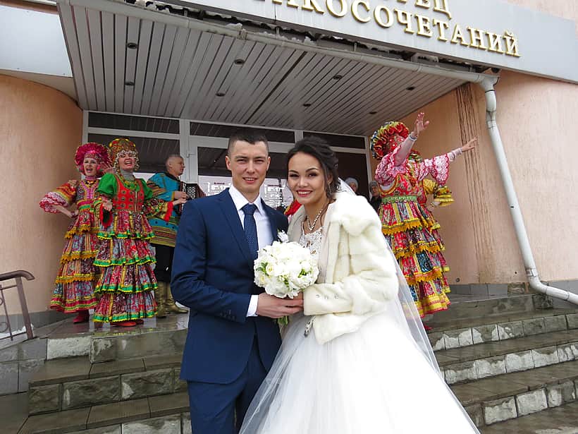 В Пасхальную неделю, прозванную Красной горкой, во Дворце бракосочетаний г. Канаш зарегистрировались 8 влюблённых пар.