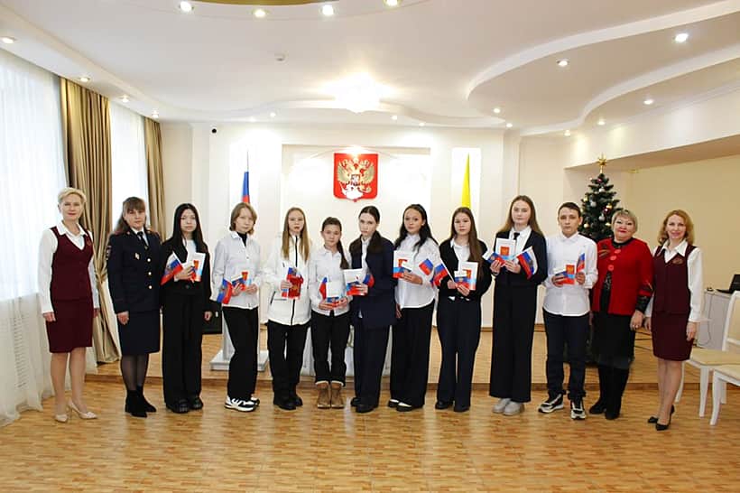 Торжественное вручение паспортов прошло в отделе ЗАГС.