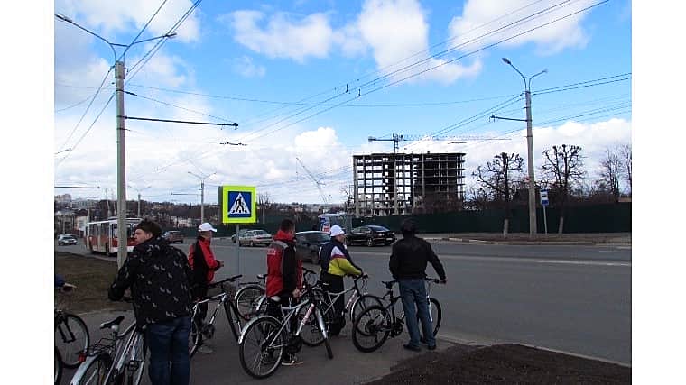 Первая в столице Республики велодорожка, построенная с учетом рекомендаций и пожеланий чебоксарских велосипедистов, будет сдана в эксплуатацию на следующей неделе, 6 июля.