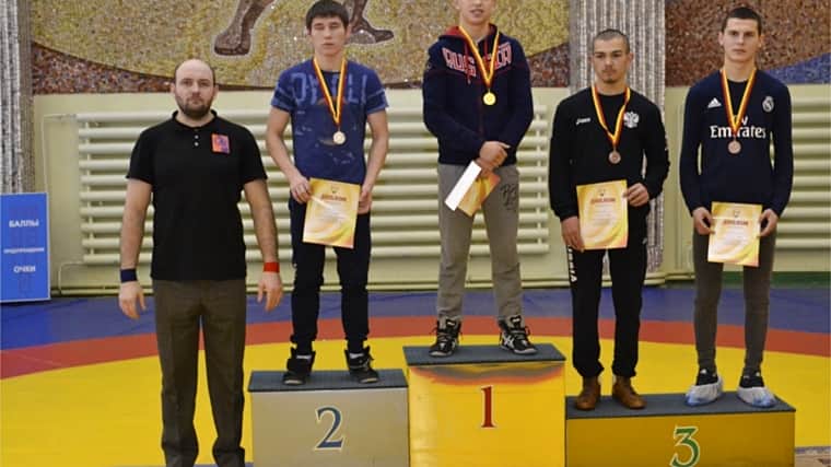 На первенстве республики по вольной борьбе среди юниоров бронзовую медаль в весовой категории до 57 кг завоевал Петр Андреев из Канашского района.