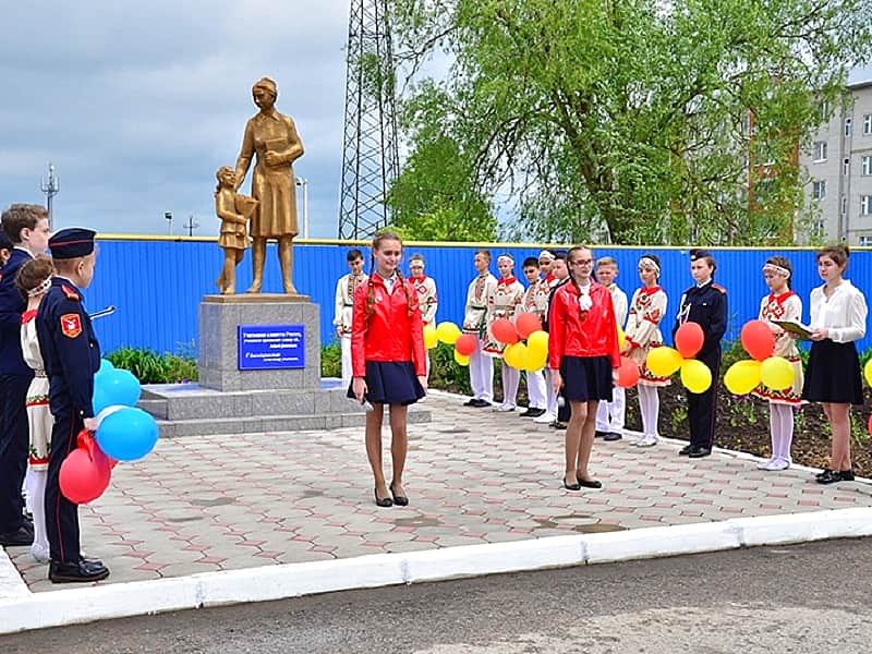 Первый в Чувашии памятник учителю открылся В Ибресинском районе.