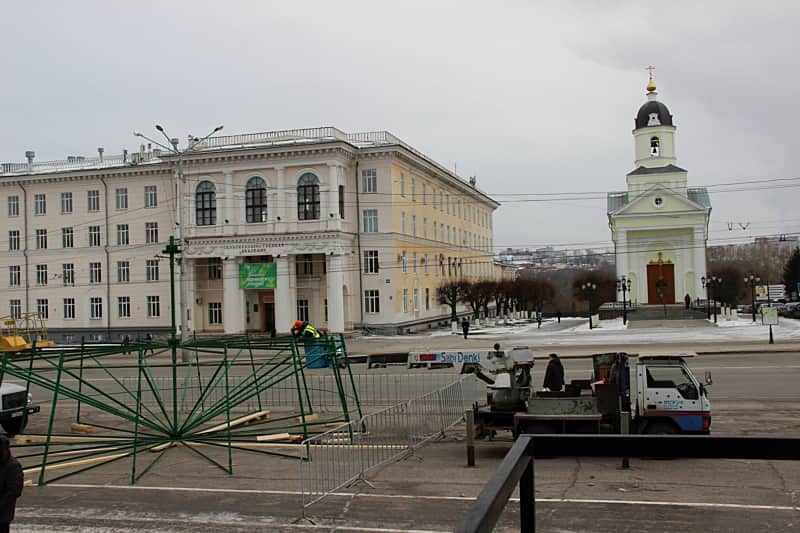 На площади Республики в Чебоксарах устанавливают новогоднюю ёлку.