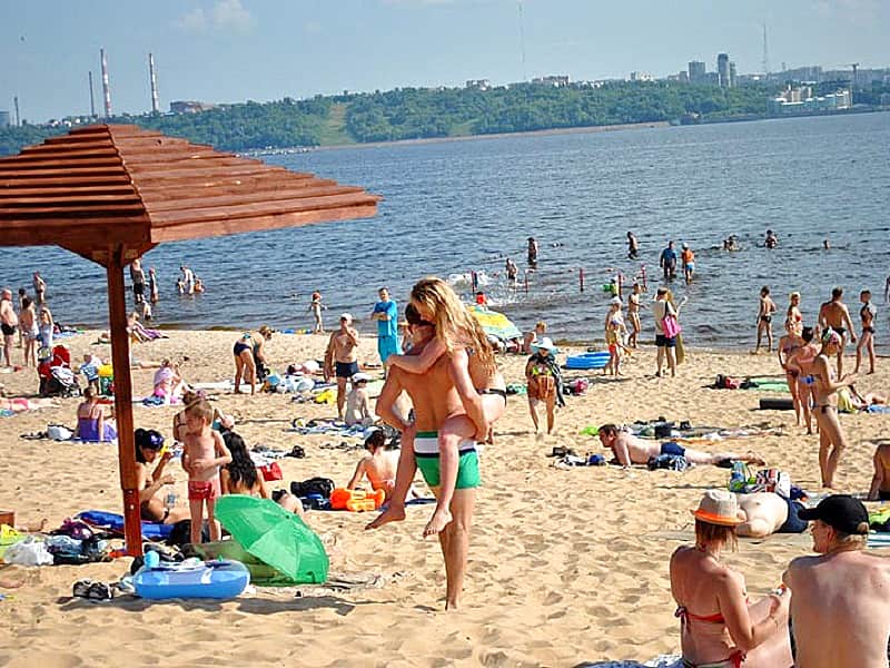 Пляжный сезон в Чебоксарах стартует с 1 июня. По традиции, в купальный сезон будет работать четыре городских пляжа.