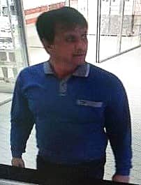 Подозревается в серии мошенничеств в торговых центрах.