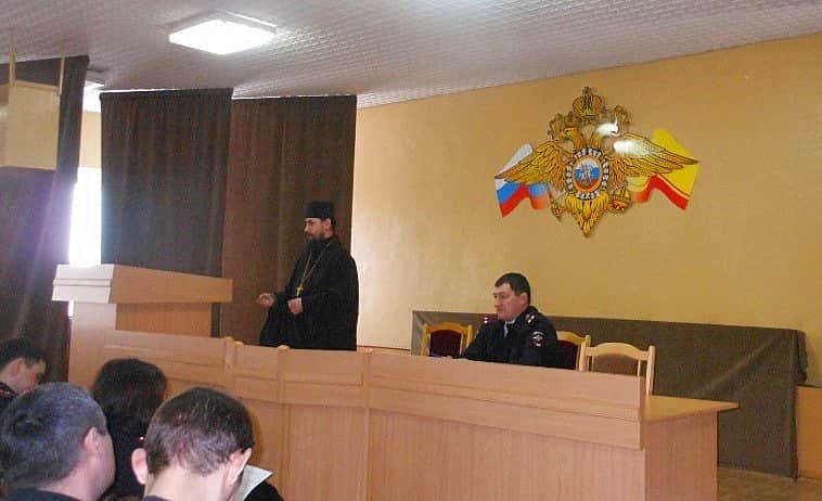 Полицейские отдела внутренних дел по городу Канашу встретились со священнослужителем.