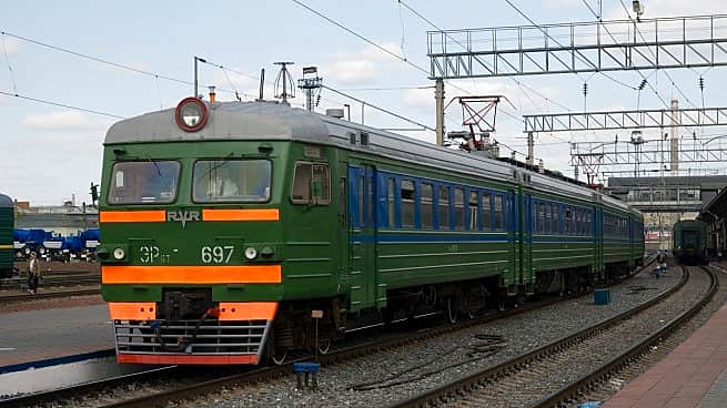 Порядок движения пригородных поездов в праздничные дни в феврале 2016 года.