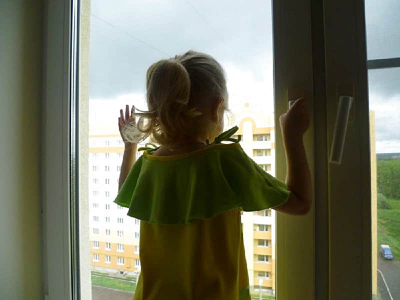 За последние два дня в Чебоксарах из окон выпали трое детей.
