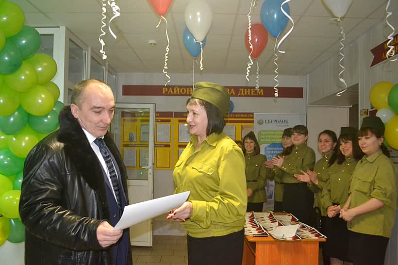 Поздравление мужчин администрации Канашского района с Днем защитника Отечества как всегда было оригинальным.