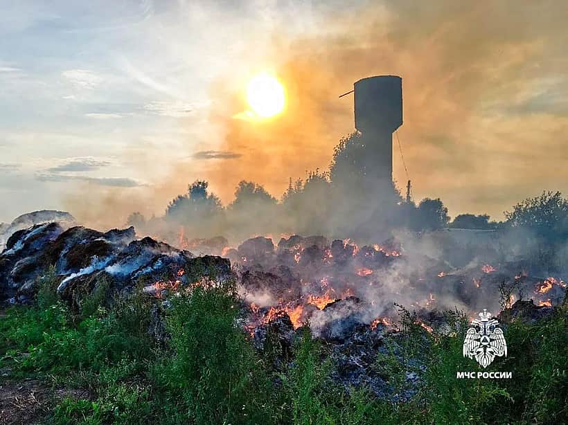В Канашском районе огонь уничтожил более 200 рулонов сена.