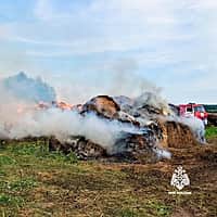В Канашском районе огонь уничтожил более 200 рулонов сена (фото №2).